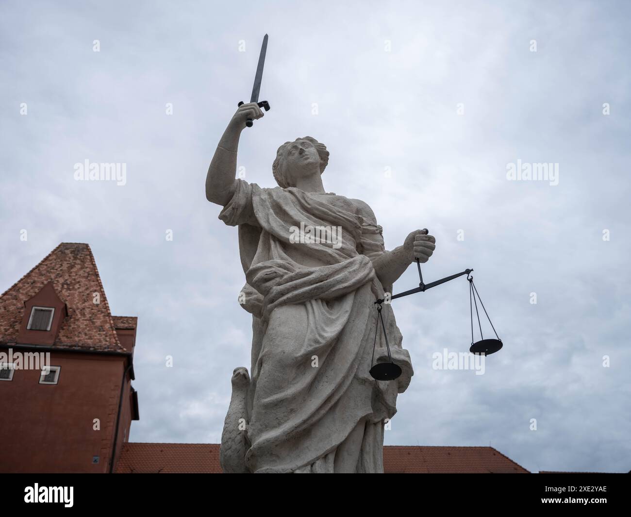 Regensburg, Deutschland. Juni 2024. Eine Steinstatue der Justitia mit einem Paar Schuppen und einem Schwert in der Hand steht im Stadtzentrum von Regensburg. Frank Rumpenhorst/dpa/Alamy Live News Stockfoto