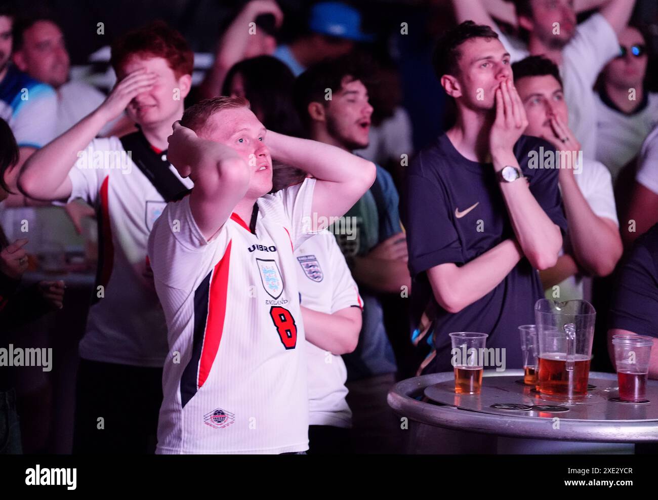 England-Fans bei 4theFans, Greenwich, sehen sich das Spiel der Gruppe C der UEFA Euro 2024 zwischen England und Slowenien an. Bilddatum: Dienstag, 25. Juni 2024. Stockfoto