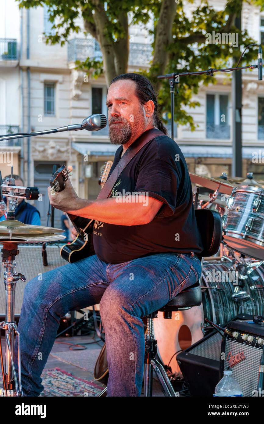 Olivier Mas im Konzert auf der Allees Paul Riquet während des Fete de la Musique. Beziers, Occitanie, Frankreich Stockfoto