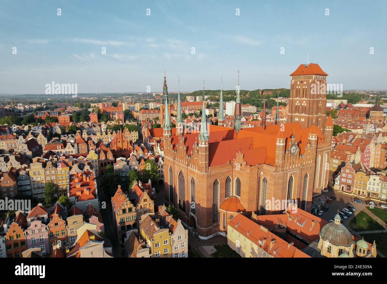 Marienkirche wunderschöne Panoramaarchitektur der Altstadt in Danzig, Polen bei Sonnenaufgang. pov der Drohne aus der Luft. Querformat Stockfoto