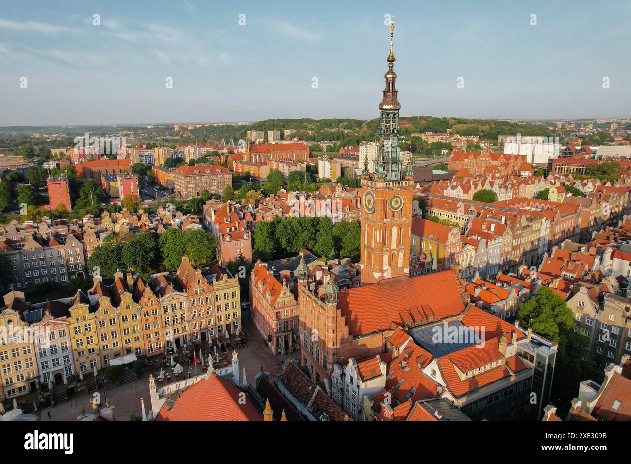 Marienkathedrale wunderschöne Panoramaarchitektur der Altstadt von Danzig, Polen bei Sonnenaufgang. pov der Drohne aus der Luft. Querformat Stockfoto