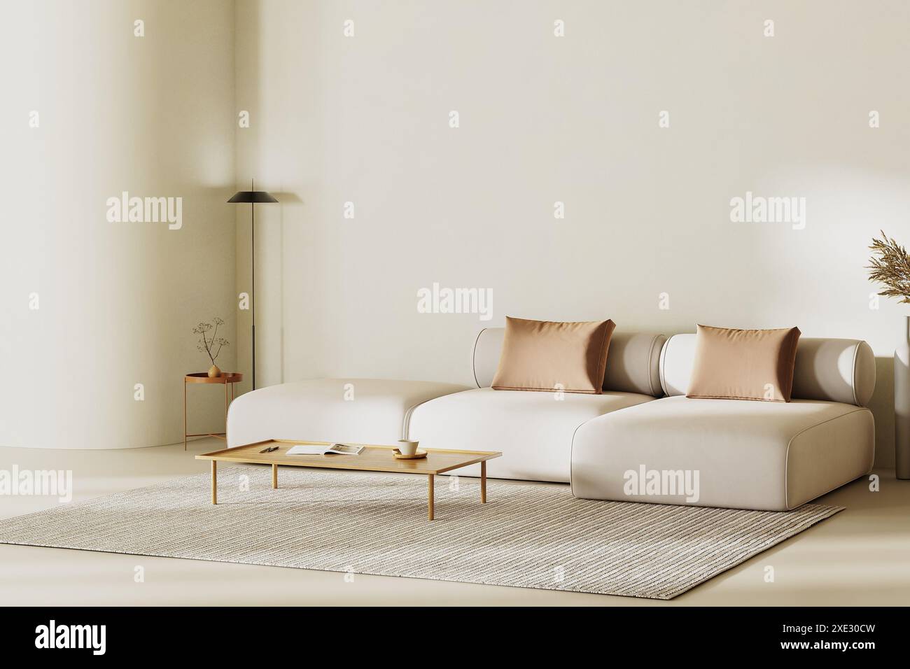 Minimalistisches Wohnzimmer mit geschwungener Wand, Sofa mit Kissen und beigefarbenen Putzwänden, Couchtisch auf Teppich, Stehlampe. In Stockfoto
