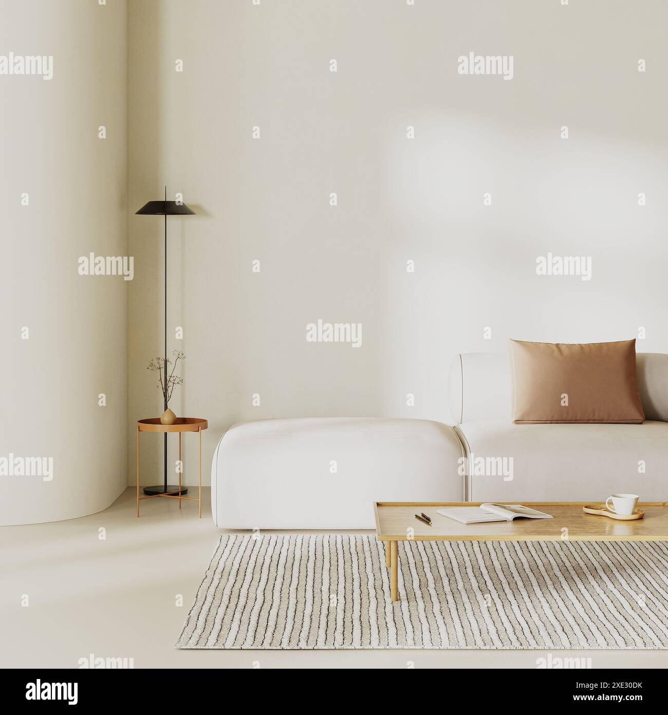 Minimalistisches Wohnzimmer mit geschwungener Wand, Sofa mit Kissen und beigefarbenen Putzwänden, Couchtisch auf Teppich, Stehlampe. In Stockfoto