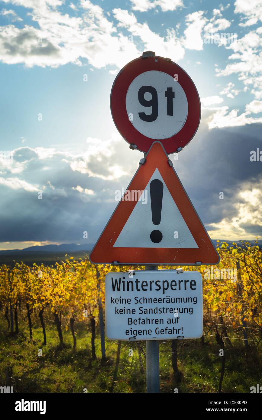 Straßenschild zum Schließen des Winters Stockfoto
