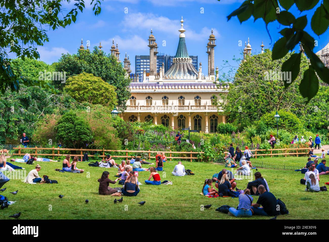 Brighton, England, Großbritannien - 23. Juni 2024: Großer Blick auf den Palast Royal Garden Pavilion und die Menschen genießen das einzigartige indoislamische Gebäude Stockfoto