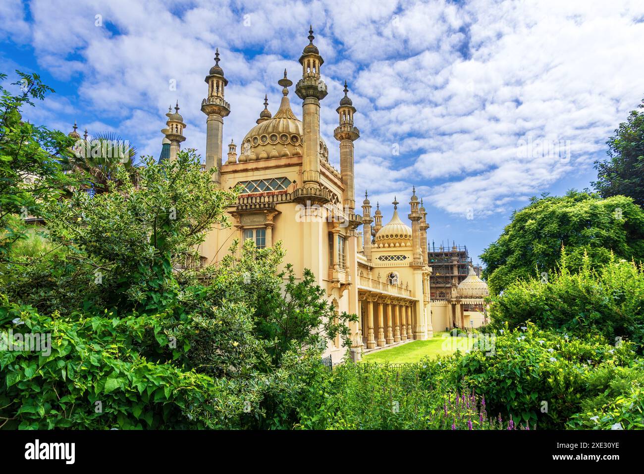 Brighton, England, Großbritannien - 23. Juni 2024: Blick auf den Royal Palace Pavilion mit seinem einzigartigen indoislamischen Baustil an einem sonnigen Tag Stockfoto