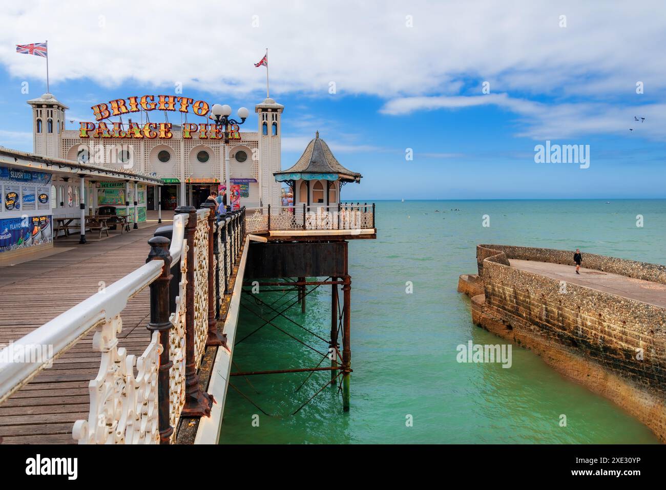 Brighton and Hove, England, Großbritannien - 23. Juni 2024: „Ein fesselnder Blick auf den Eingang des historischen Palastes von Brighton vor dem Hintergrund des ruhigen Blue SE Stockfoto