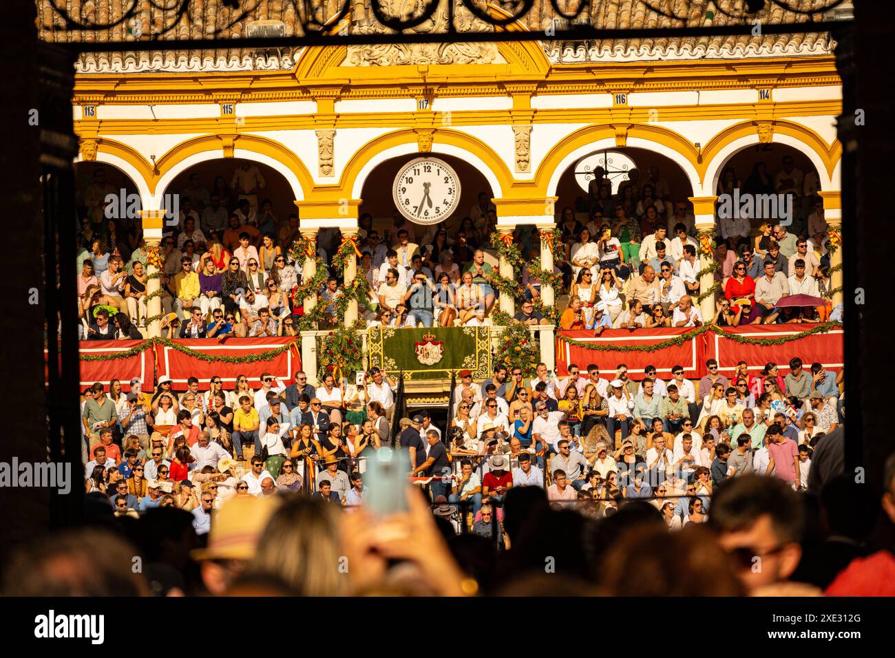 Stierkampfarena und Publikum vor einer Stierkampfveranstaltung in Sevilla Stockfoto