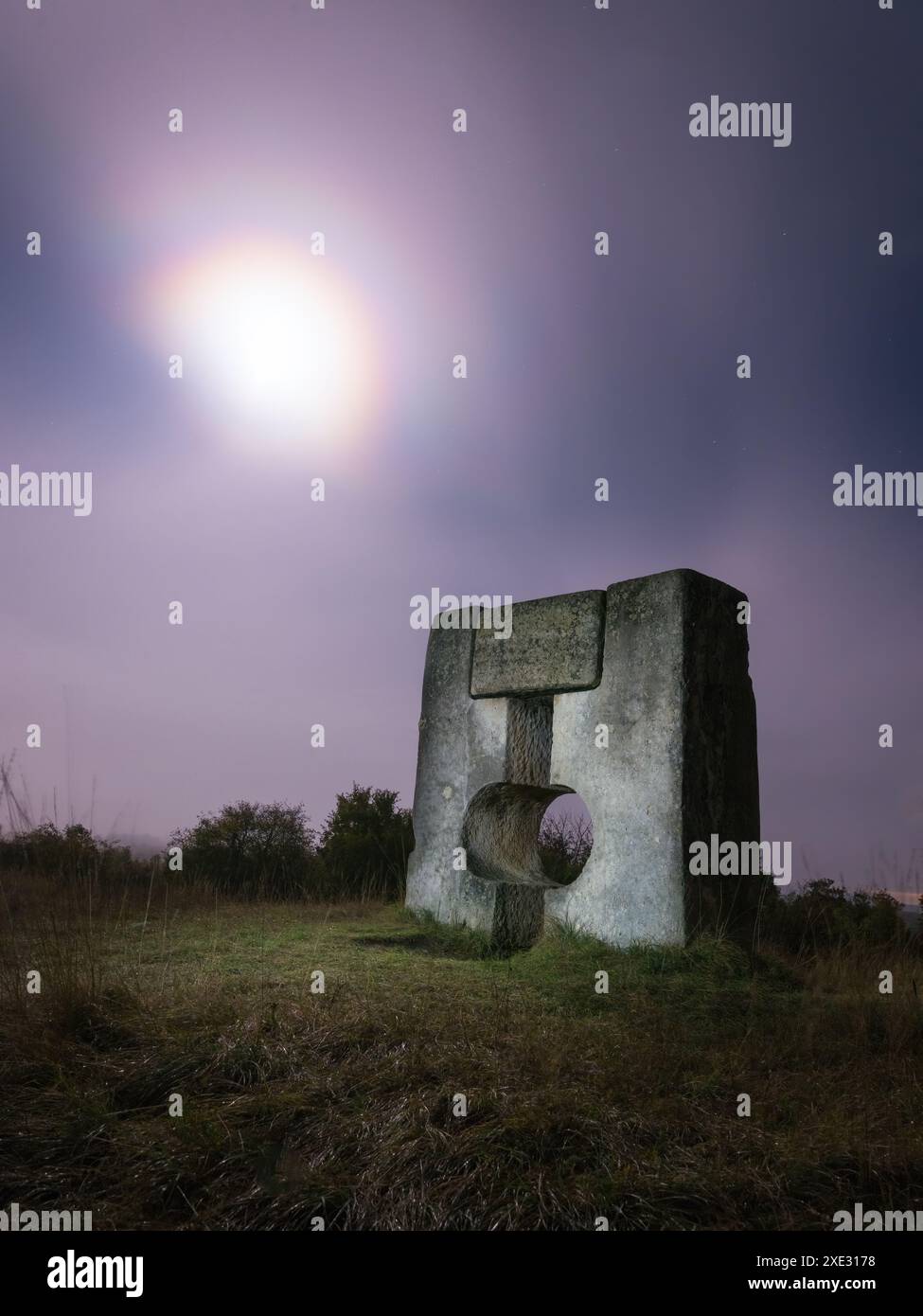 Geheimnisvoller Mond hinter Nebel und seltsames Licht auf einer Skulptur in einem Park in St. margarethen, Burgenland Stockfoto