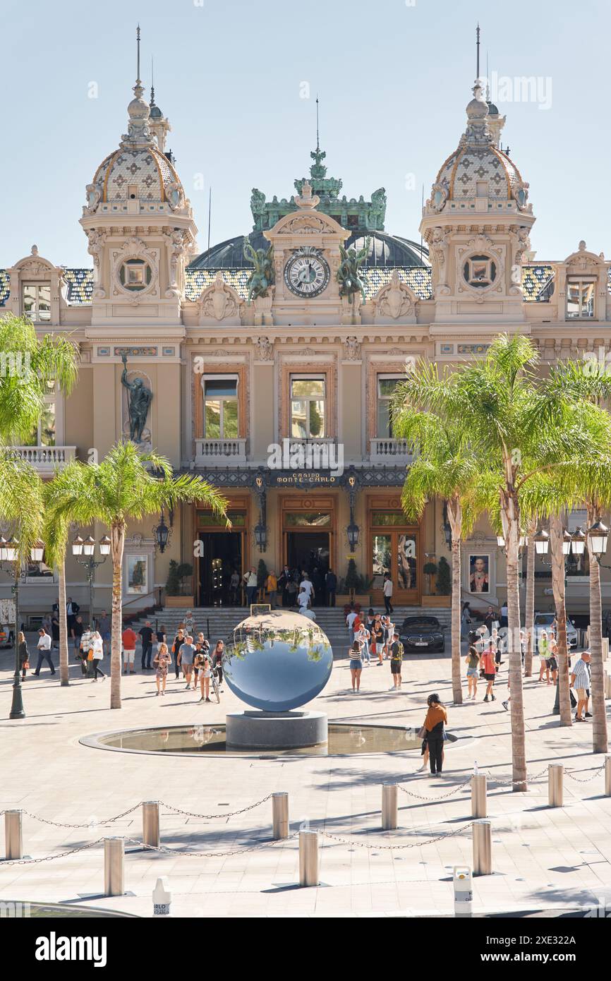 Monaco, Monte-Carlo, 21. Oktober 2022: Square Casino Monte-Carlo am sonnigen Tag, Wohlstand Leben, Touristen machen Fotos von der Landmar Stockfoto