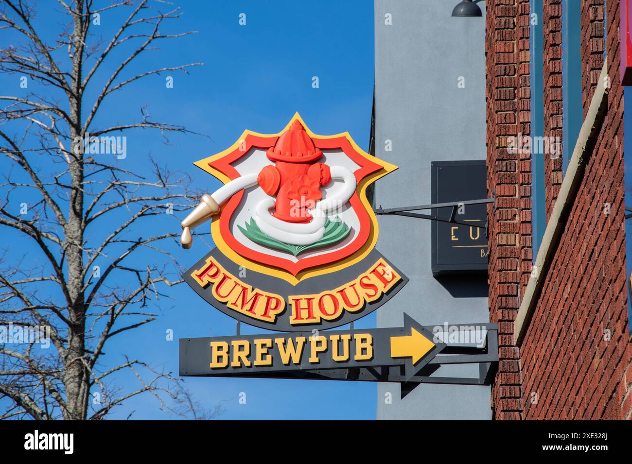 Schild Pump House Brew Pub auf der Orange Lane im Zentrum von Moncton, New Brunswick, Kanada Stockfoto