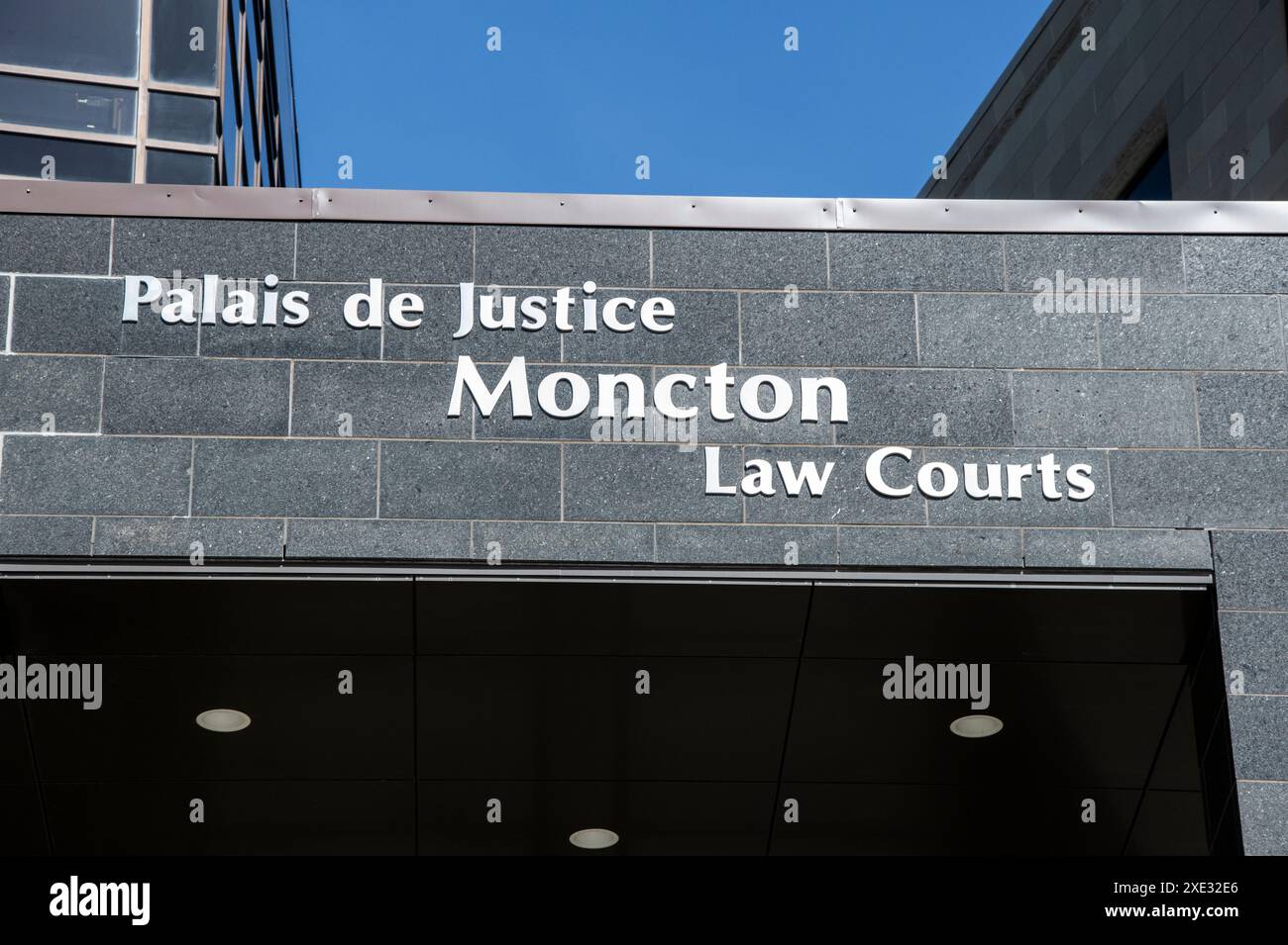 Gerichtsbeschriftung am Assomption Blvd im Zentrum von Moncton, New Brunswick, Kanada Stockfoto