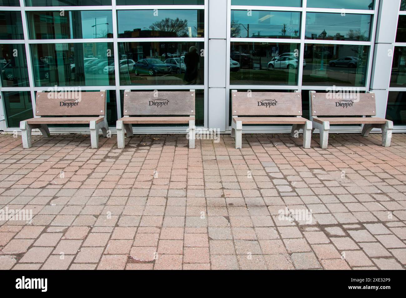 Rathausschild mit Sternenlogo auf Holzbänken in Dieppe, New Brunswick, Kanada Stockfoto