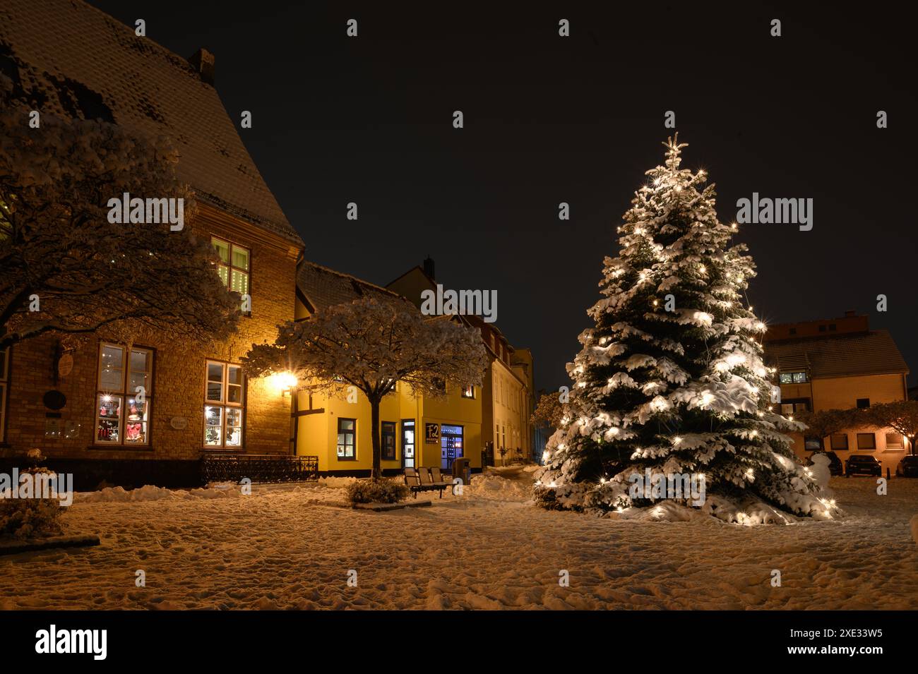 Geschmückter weihnachtsbaum mit Schnee am Wintertag. Urlaubsstimmung mit schneebedecktem Christm Stockfoto