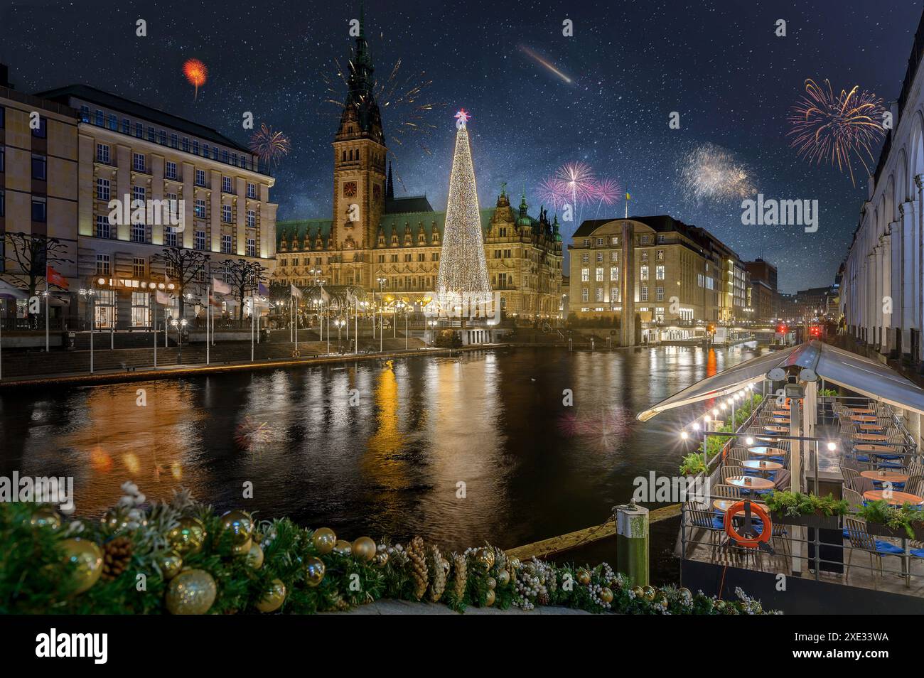 Rathaus, Weihnachtsmarkt, das dekorierte Stadtzentrum und ein weihnachtsbaum. Festliche Atmosphäre des Neuen Stockfoto