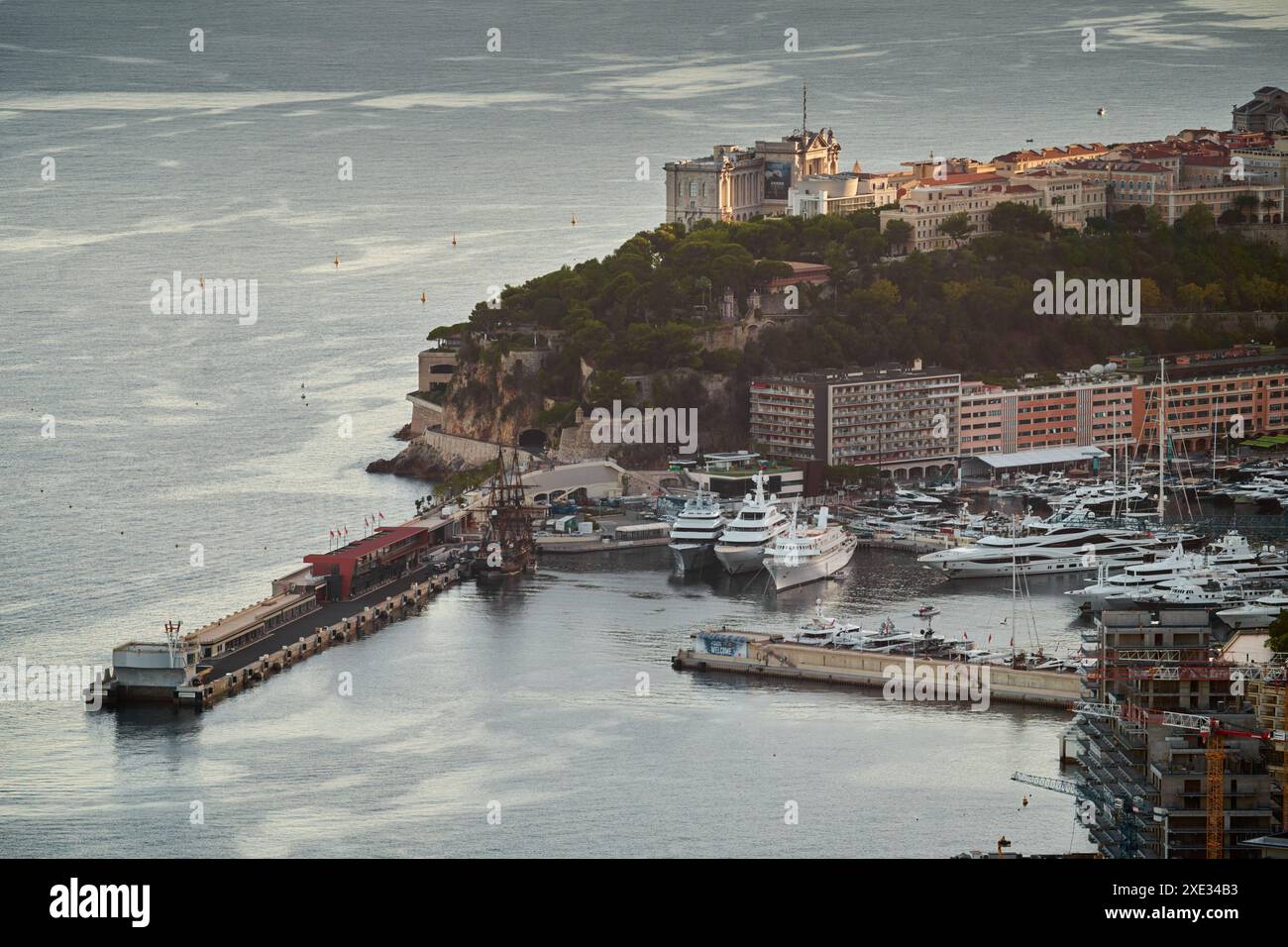 Monaco, Monte Carlo, 18. Oktober 2022: Sonnenuntergang Panorama von Port Hercule, Monaco Ville, vertäute Mega-Yacht, Sonnenspiegelung Stockfoto