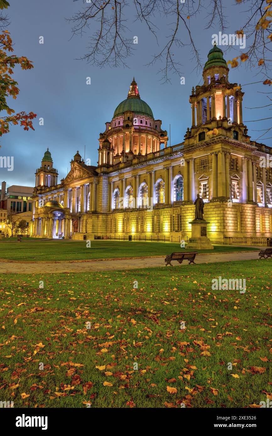 Das beleuchtete Rathaus von Belfast bei Sonnenaufgang im Herbst Stockfoto