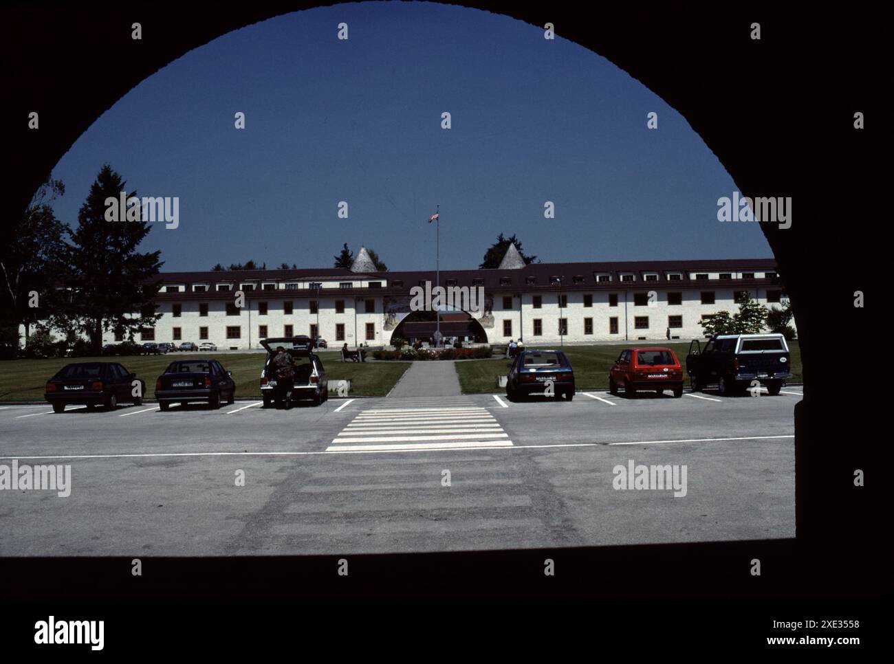 Bad Toelz, Deutschland. 6/1990. Flint Kaserne. Die Schutzstaffel (SS). Bad Tölz war eine SS-Junkerschule. Sie diente als Offizierstrainungseinrichtung für die Waffen-SS. Die Schule wurde 1937 gegründet und vom Architekten Alois Degano erbaut. Sie befindet sich in der Stadt Bad Tölz, etwa 48 km südlich von München. Die Hauptanlagen waren halbbombensicher mit 3 Stockwerken über dem Boden und 4 Stockwerken unter dem Boden. Stockfoto