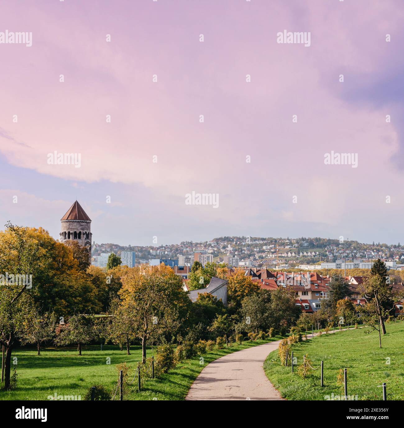 Deutschland, Stuttgart Panoramablick. Wunderschöne Häuser im Herbst, Himmel und Naturlandschaft. Weinberge in Stuttgart - bunter Wein g Stockfoto