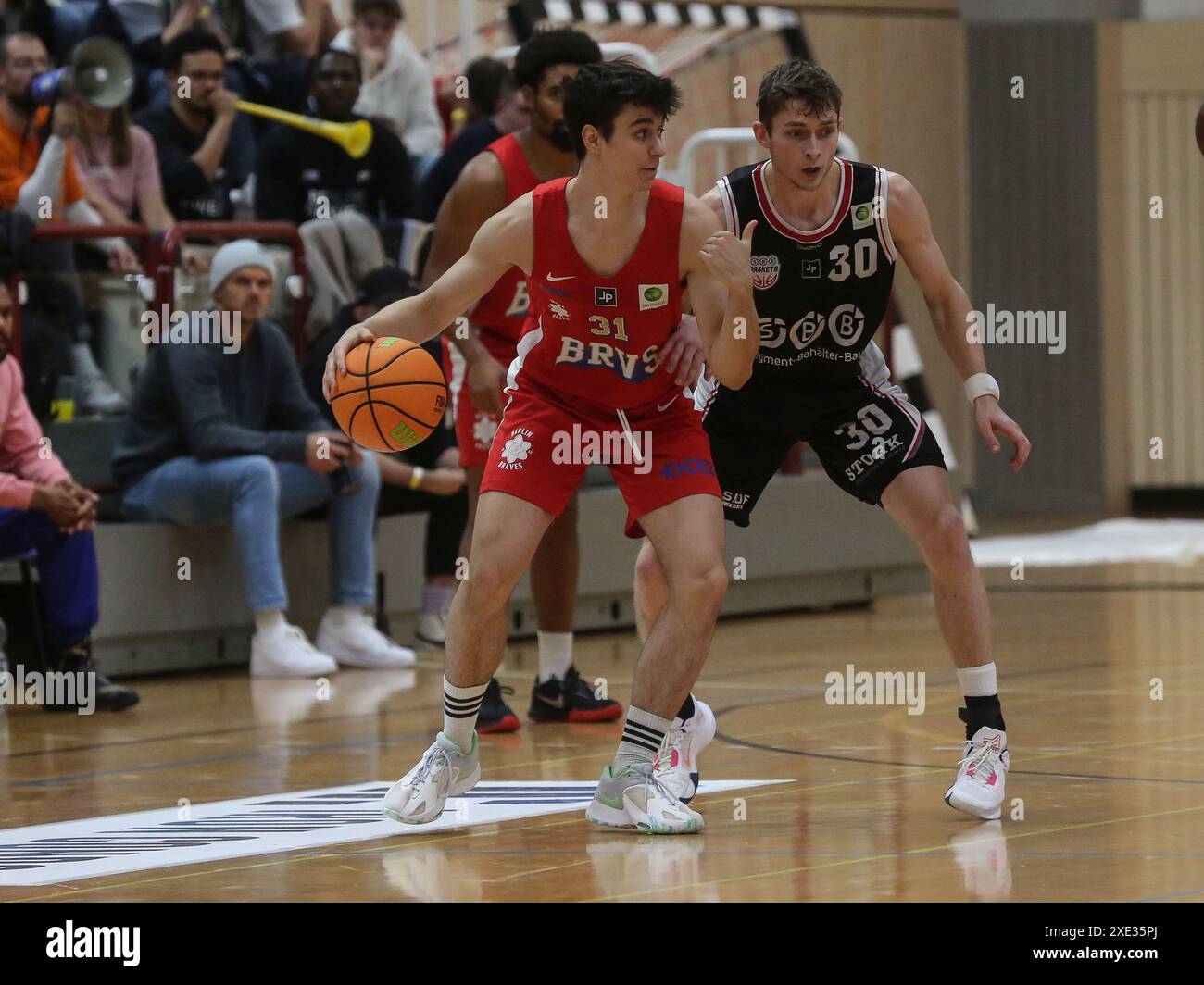 Marc Friederici (30, SBB) und Kevin Kollmar (31, Berlin) Barmer 2. Basketball Bundesliga Pro B Nord Saison 2023-24 SBB Baskets Stockfoto