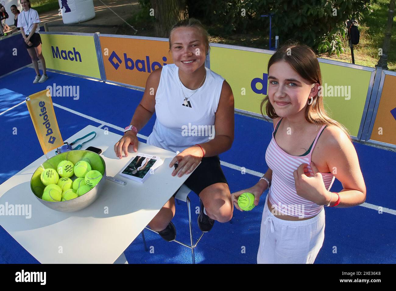 Bad Homburg, Hessen, Deutschland. Juni 2024. Diana Shnaider gibt Autogramme während der BAD HOMBURG OPEN präsentiert von SOLARWATTT- WTA500 - Womens Tennis (Credit Image: © Mathias Schulz/ZUMA Press Wire) NUR REDAKTIONELLE VERWENDUNG! Nicht für kommerzielle ZWECKE! Stockfoto