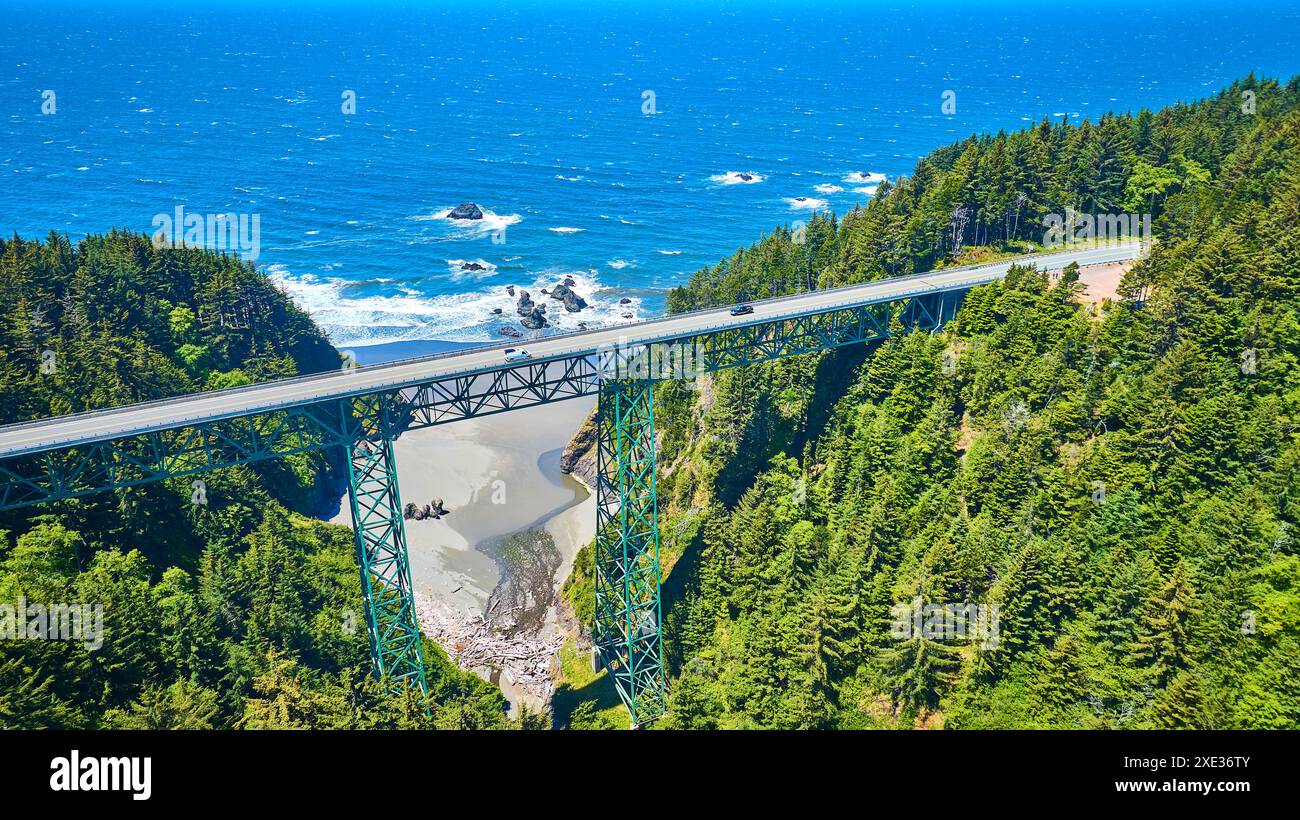 Blick aus der Vogelperspektive auf die Thomas Creek Bridge über den üppigen Wald und das Meer Stockfoto