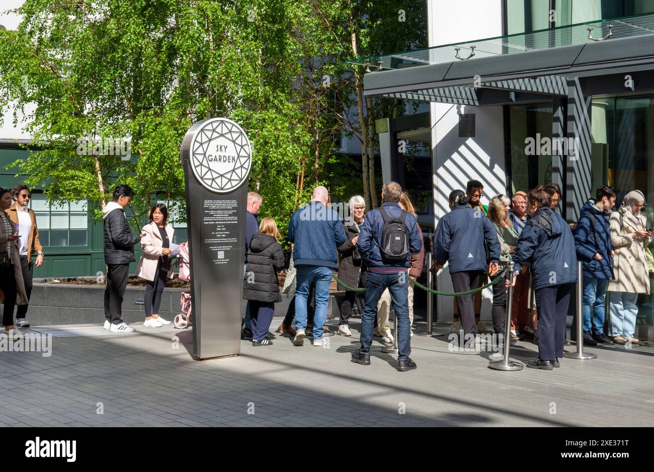 London, UK - 10. Mai 2023 : Menschen stehen am Eingang zum Sky Garden in London in der Warteschlange. UK. Stockfoto