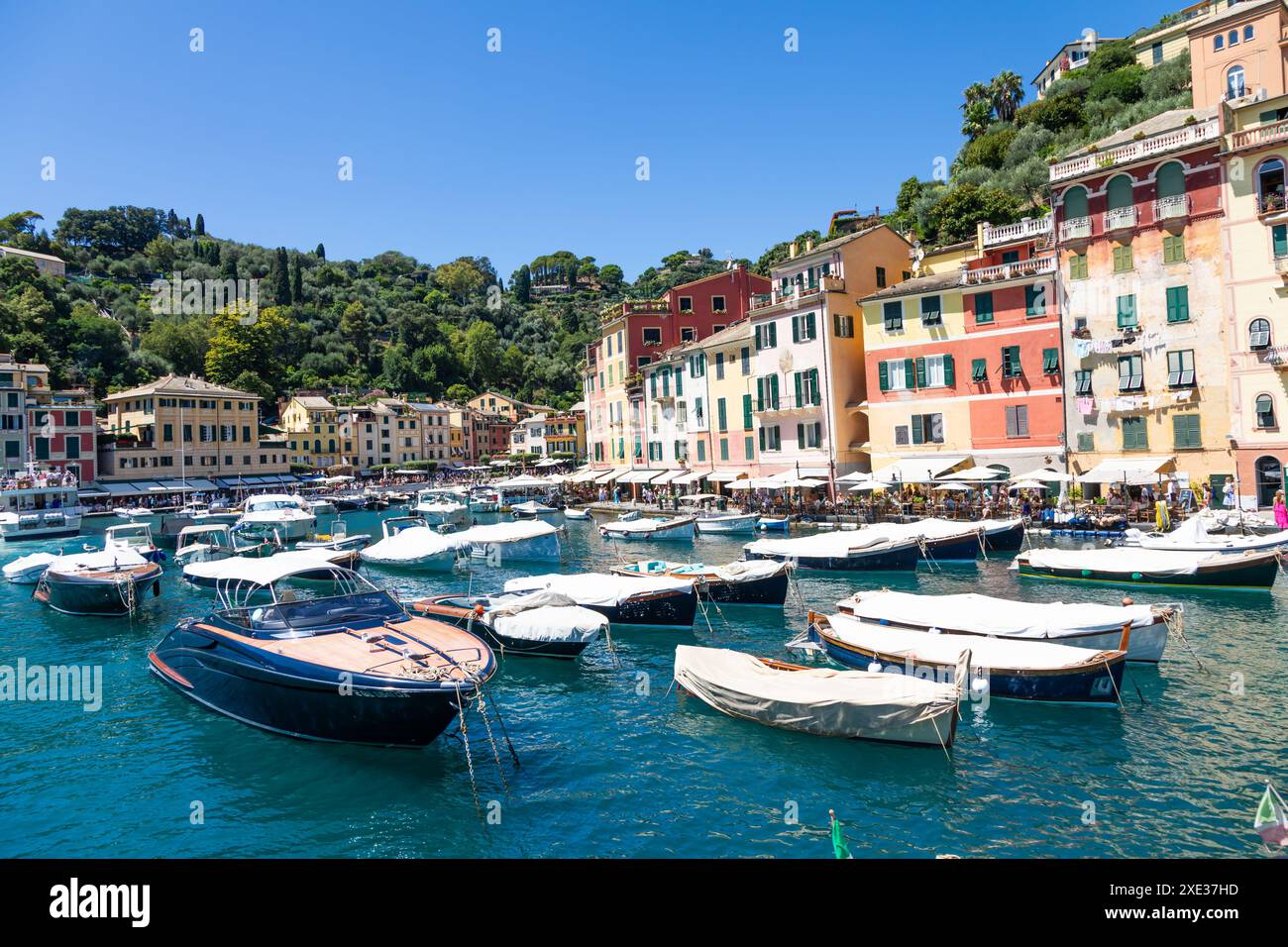 Portofino, Italien - Panoramablick mit Meer und Luxusyacht. Reiseziel Italien Stockfoto