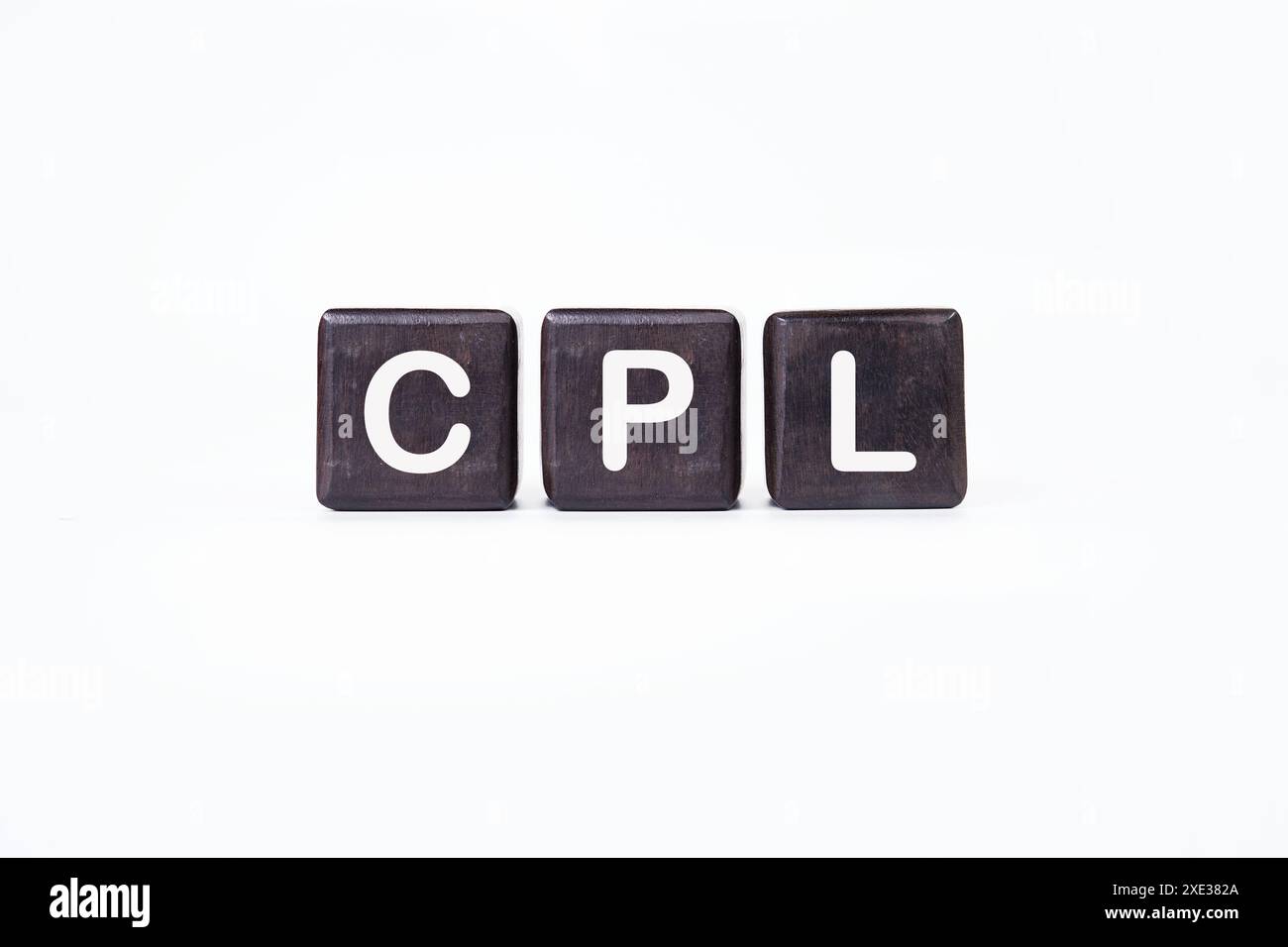 CPL-Kosten pro Lead-Wort, geschrieben auf dunklen Würfeln auf weißem Hintergrund Stockfoto