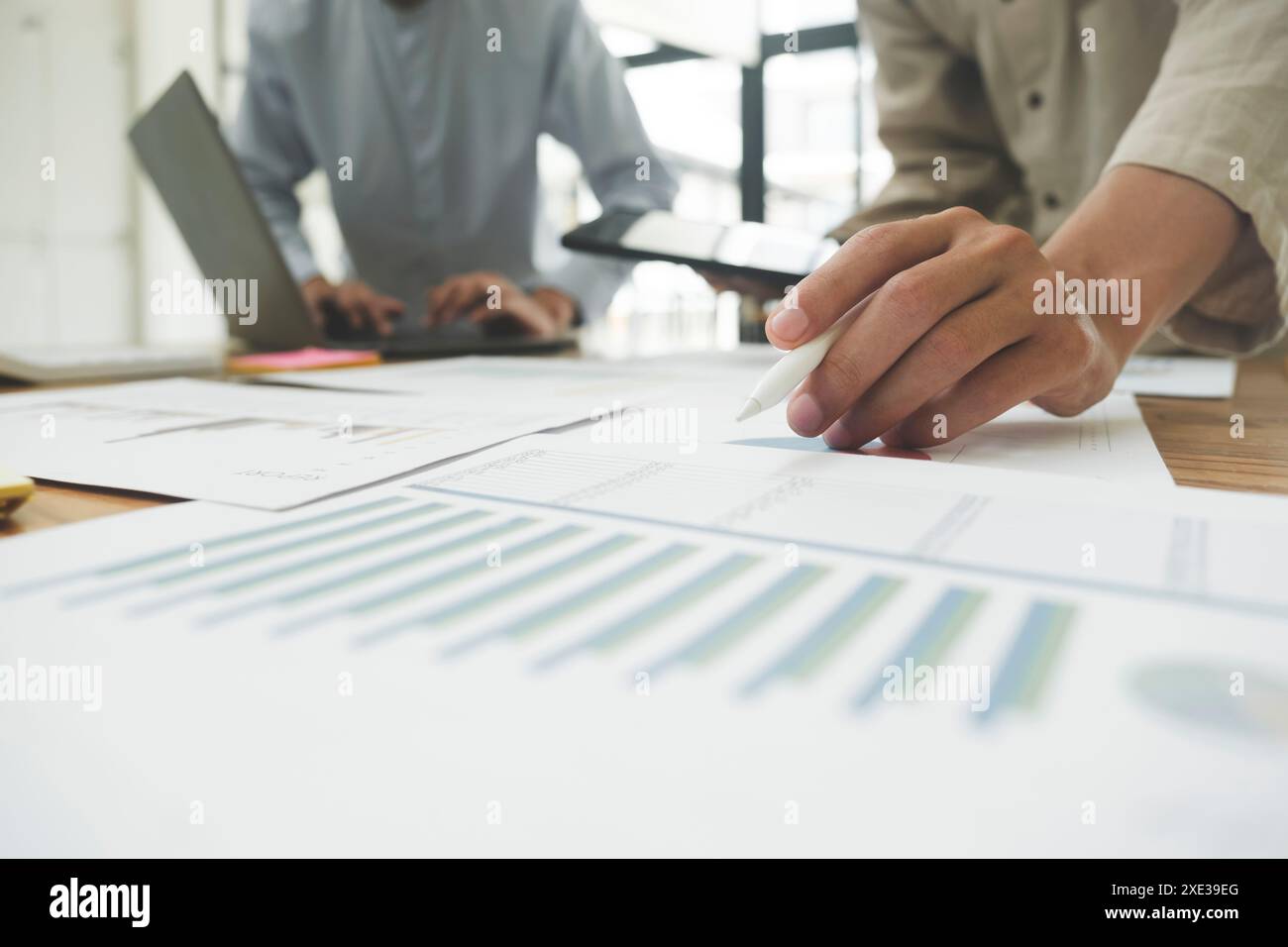 Geschäftsleute Teamarbeit Treffen, um die Investition zu diskutieren. Stockfoto