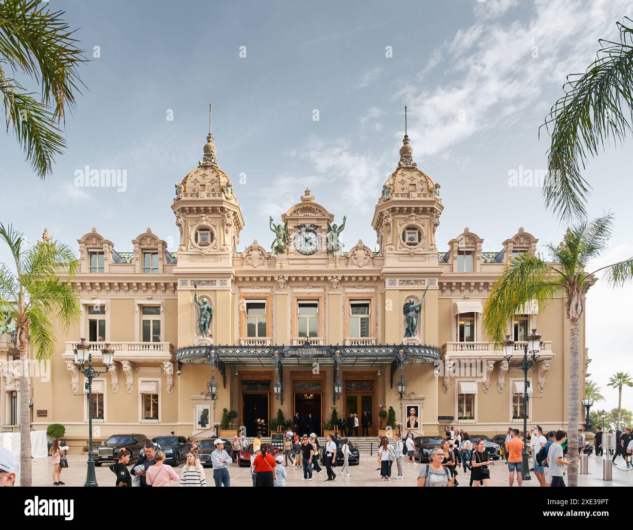 Monaco, Monte-Carlo, 21. Oktober 2022: Square Casino Monte-Carlo am sonnigen Tag, Wohlstand Leben, Touristen machen Fotos von der Landmar Stockfoto