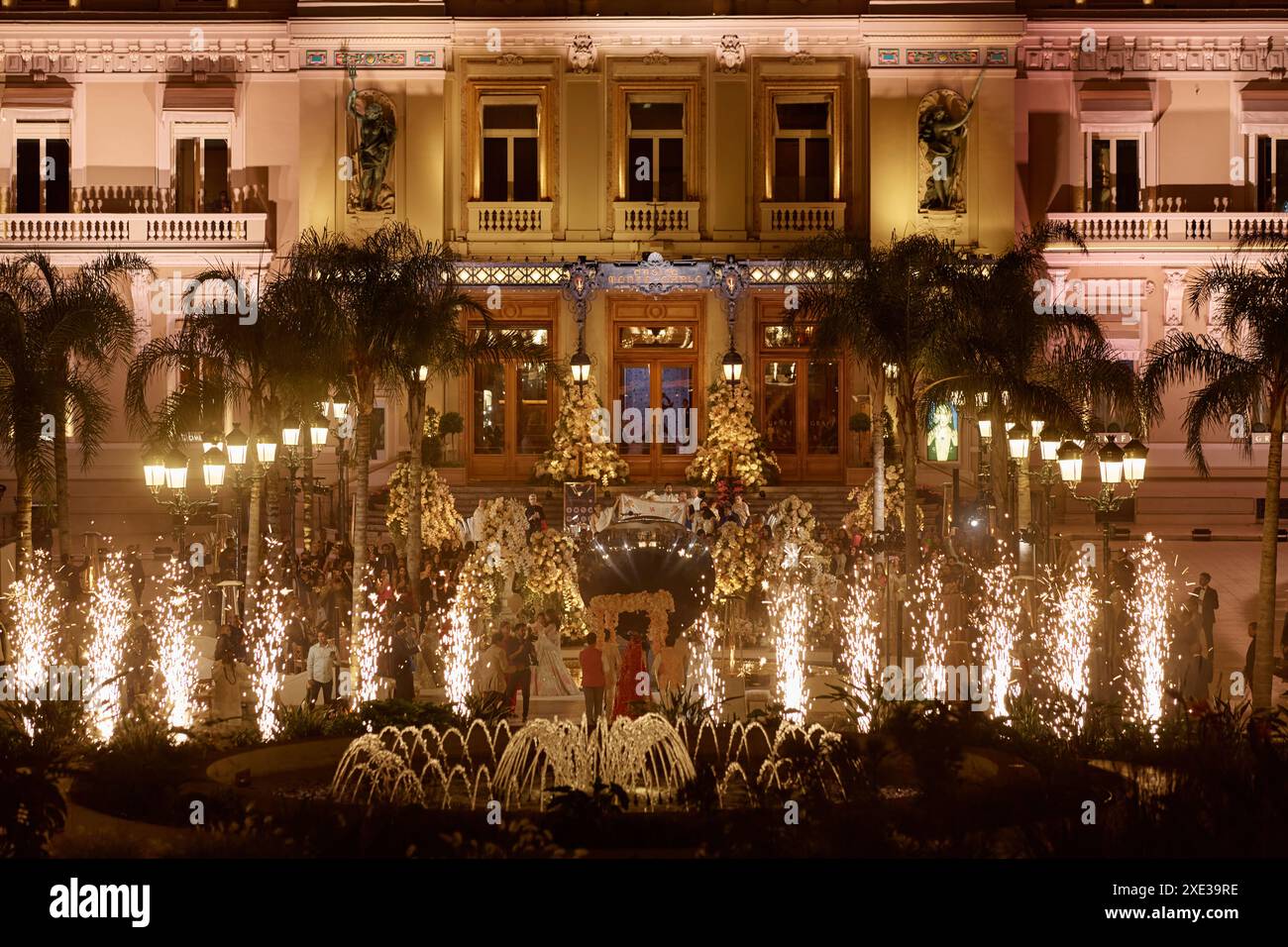 Monaco, Monte-Carlo, 12. November 2022: Festliches Feuerwerk bei einer Hochzeitsfeier auf dem Platz des berühmten Casino Monte-Carlo Stockfoto