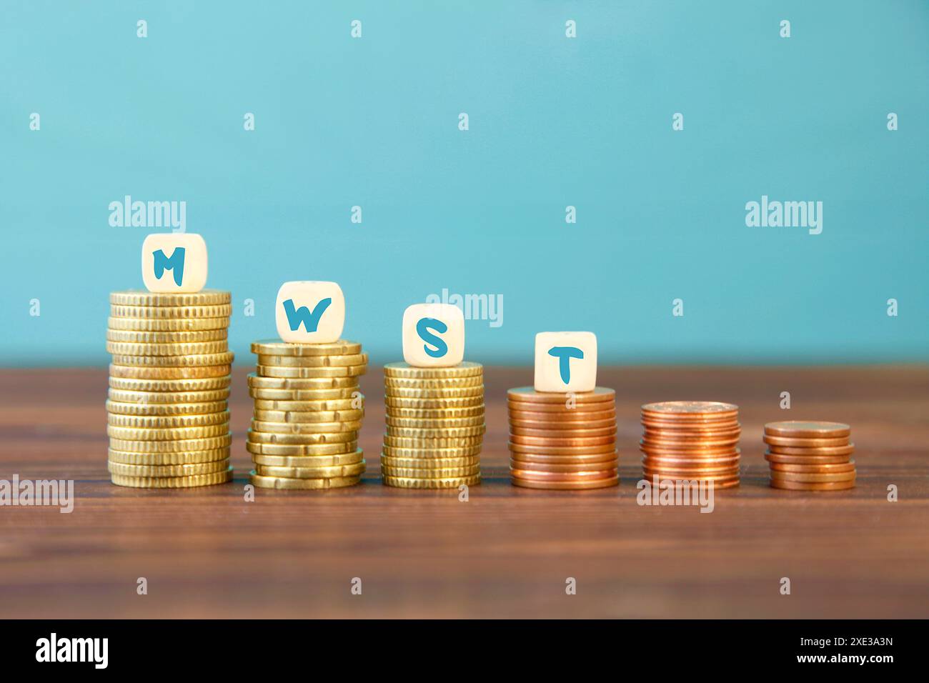 Symbol für Mehrwertsteuerreduzierung in deutschland aufgrund der Coronapandemie. Würfel bilden den Ausdruck MWST (MwSt.) Stockfoto