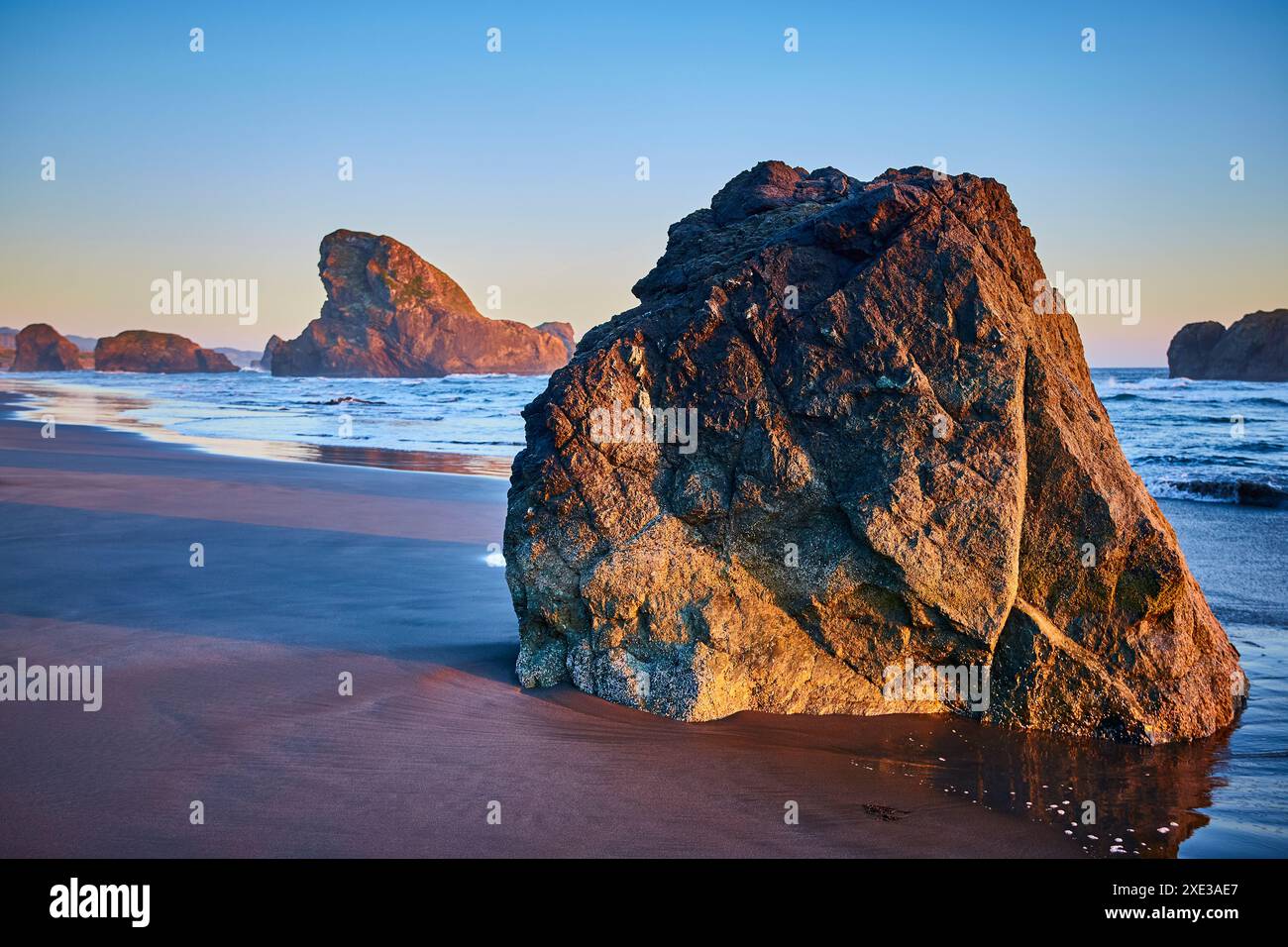 Schroffe Felsformation bei Golden Hour am Meyers Creek Beach Ocean View Stockfoto