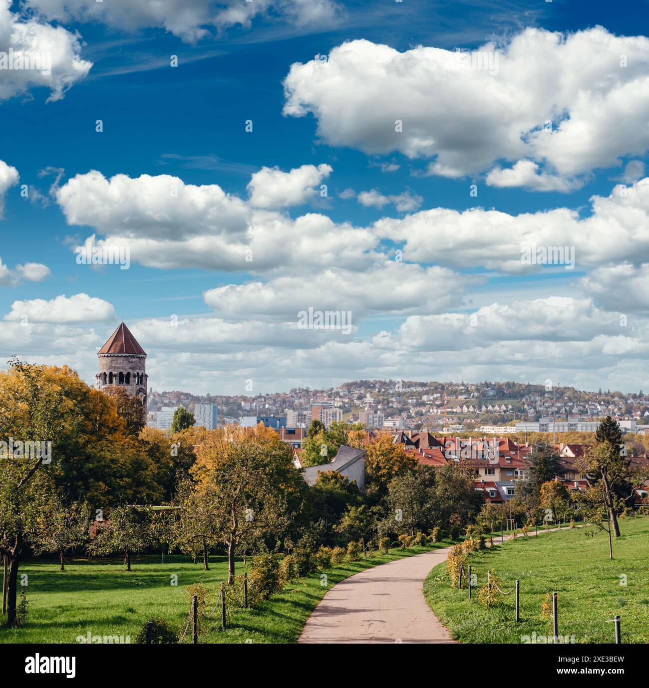 Deutschland, Stuttgart Panoramablick. Wunderschöne Häuser im Herbst, Himmel und Naturlandschaft. Weinberge in Stuttgart - bunter Wein g Stockfoto