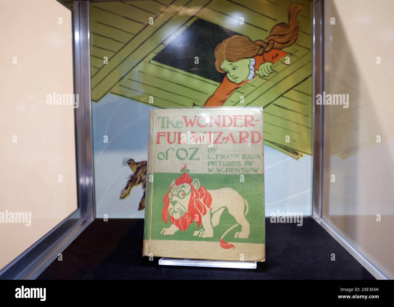 New York, Usa. Juni 2024. Eine erste Ausgabe des Buches The Wonderful Wizard of Oz.von L. Frank Baum wird am Dienstag, den 25. Juni 2024 in New York City bei der Medienvorschau für Sotheby's June Fine Books & Manuscripts Auktionen gezeigt. Foto: John Angelillo/UPI Credit: UPI/Alamy Live News Stockfoto