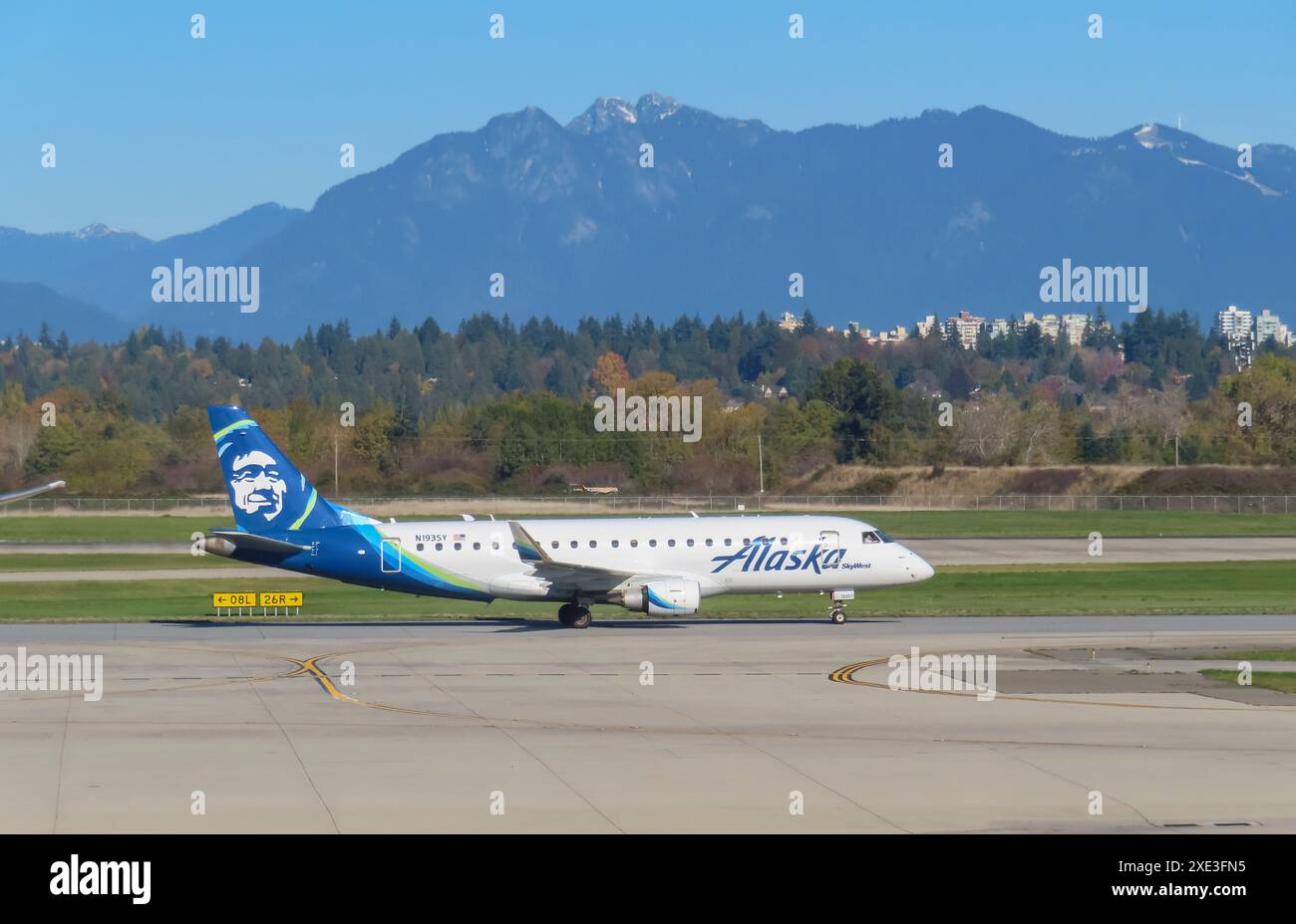 Vancouver, BC, Kanada. Dezember 2023. Ein Flugzeug der Alaska Airlines am Internationalen Flughafen Vancouver. Stockfoto