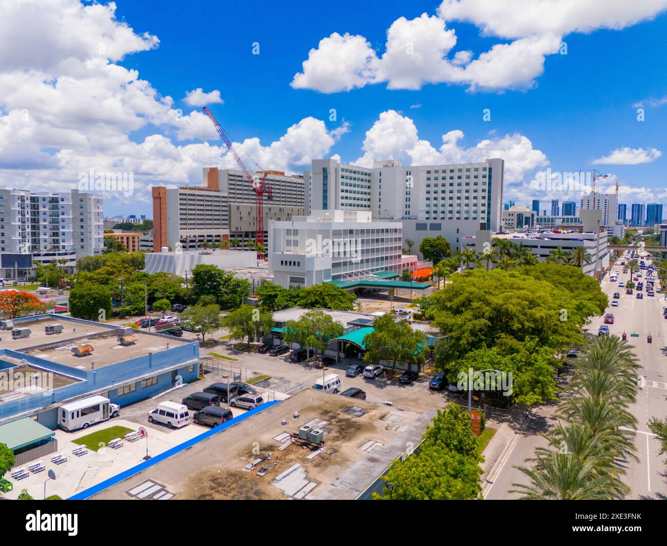 Krankenhäuser und medizinische Zentren Miami 2024. Luftdrohne Foto szenischer Blick auf die Stadtlandschaft Stockfoto