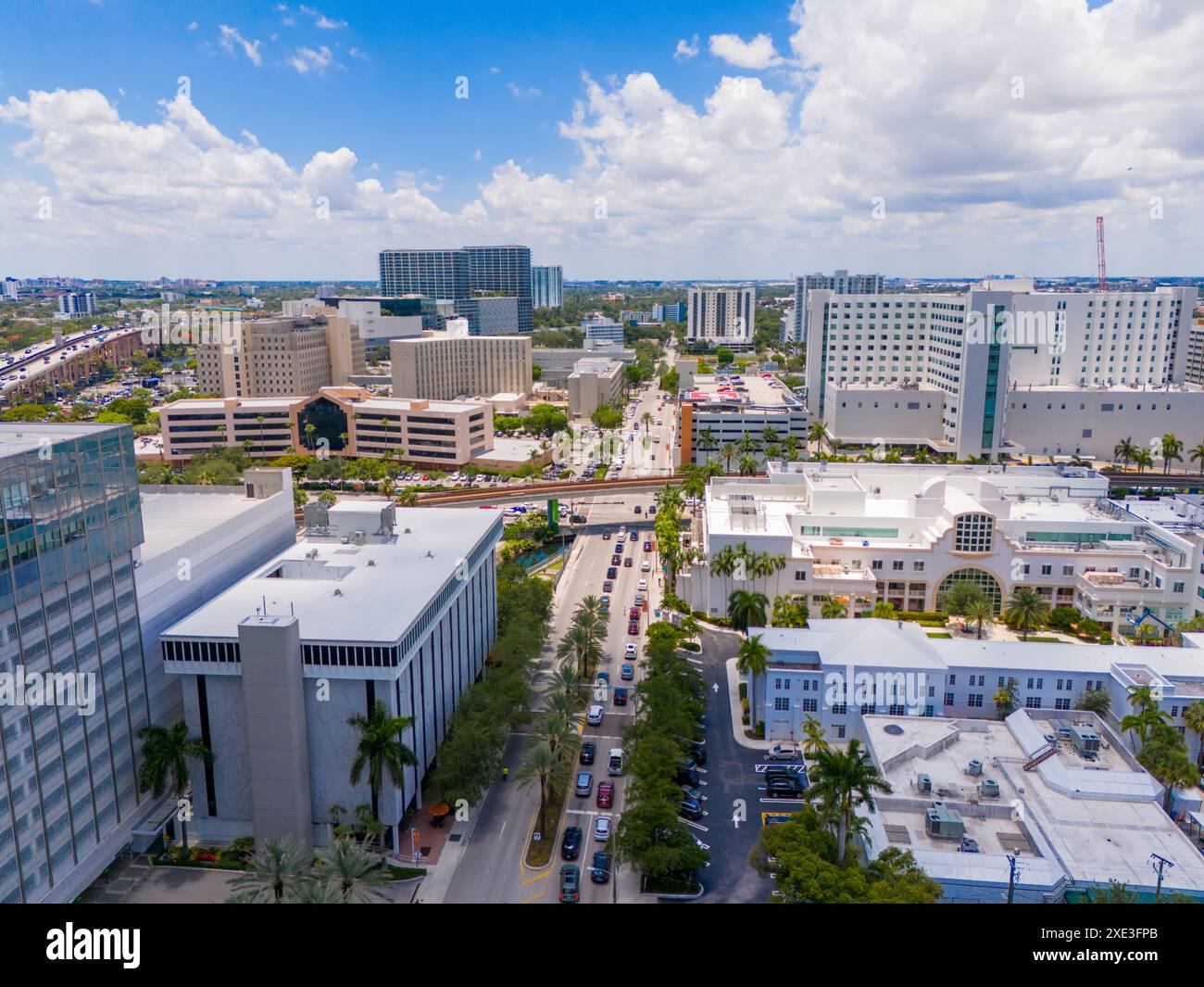 Gesundheitsbezirk Miami. Luftdrohne Foto 2024. Vier von medizinischen Gebäuden und metrorail Stockfoto