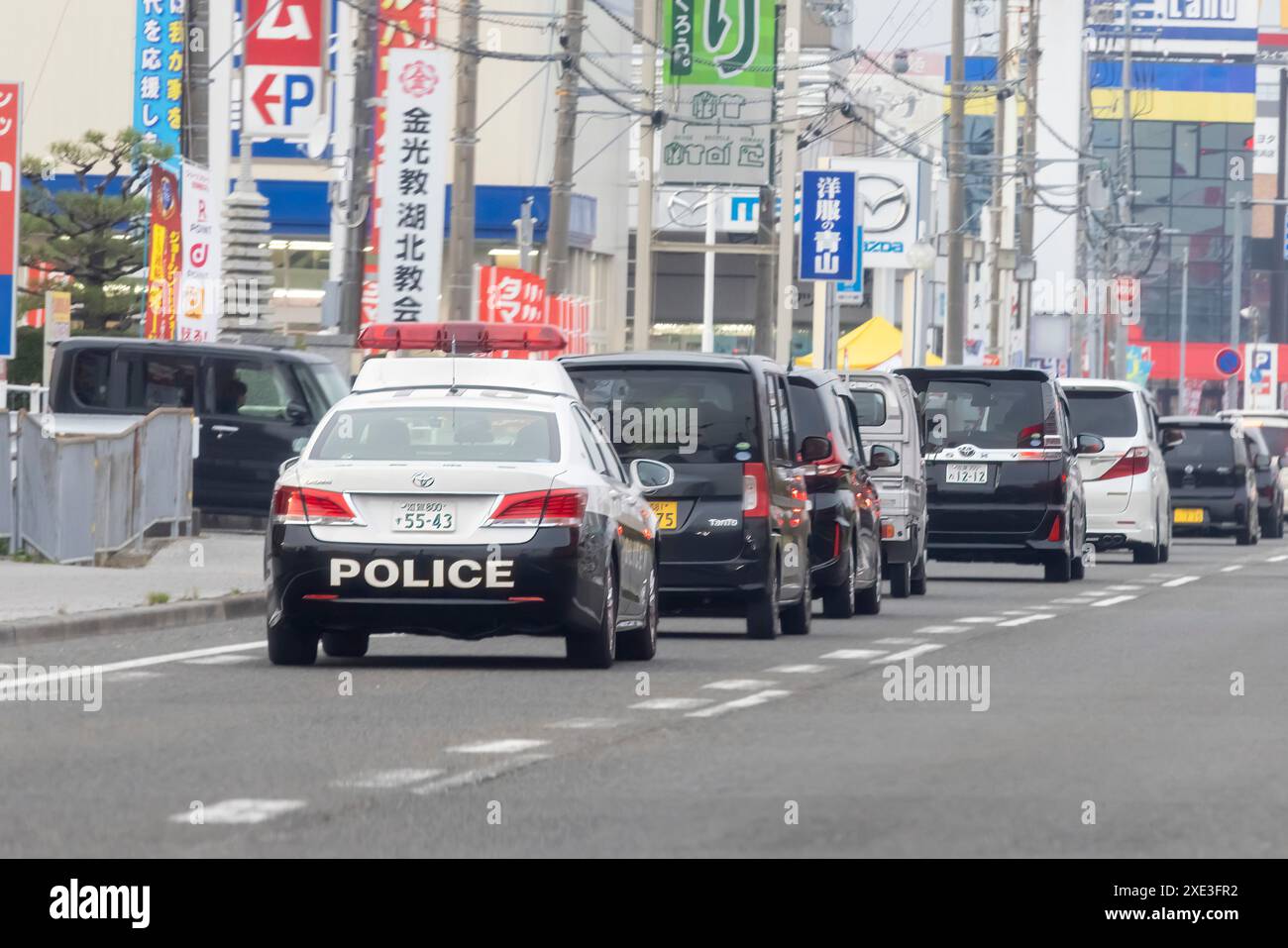 Nagahama, Präfektur Shiga, Japan. November 2023. Ein SUV-Polizeifahrzeug parkt vor der Polizeiwache in der Präfektur Shiga Stockfoto