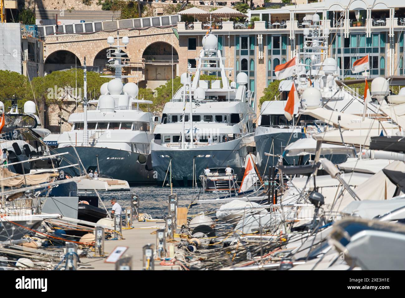 Monaco, Monte Carlo, 27. September 2022 - viele Luxusyachten auf der berühmten Motorbootausstellung im Fürstentum, die meisten Stockfoto