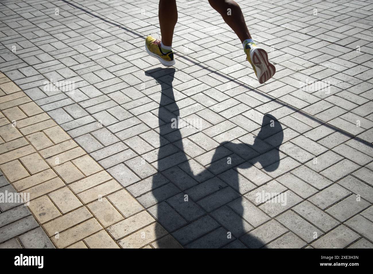Person, die beim Marathonrennen läuft. Menschen, die im Freien trainieren. Gesunder Lebensstil. Stockfoto