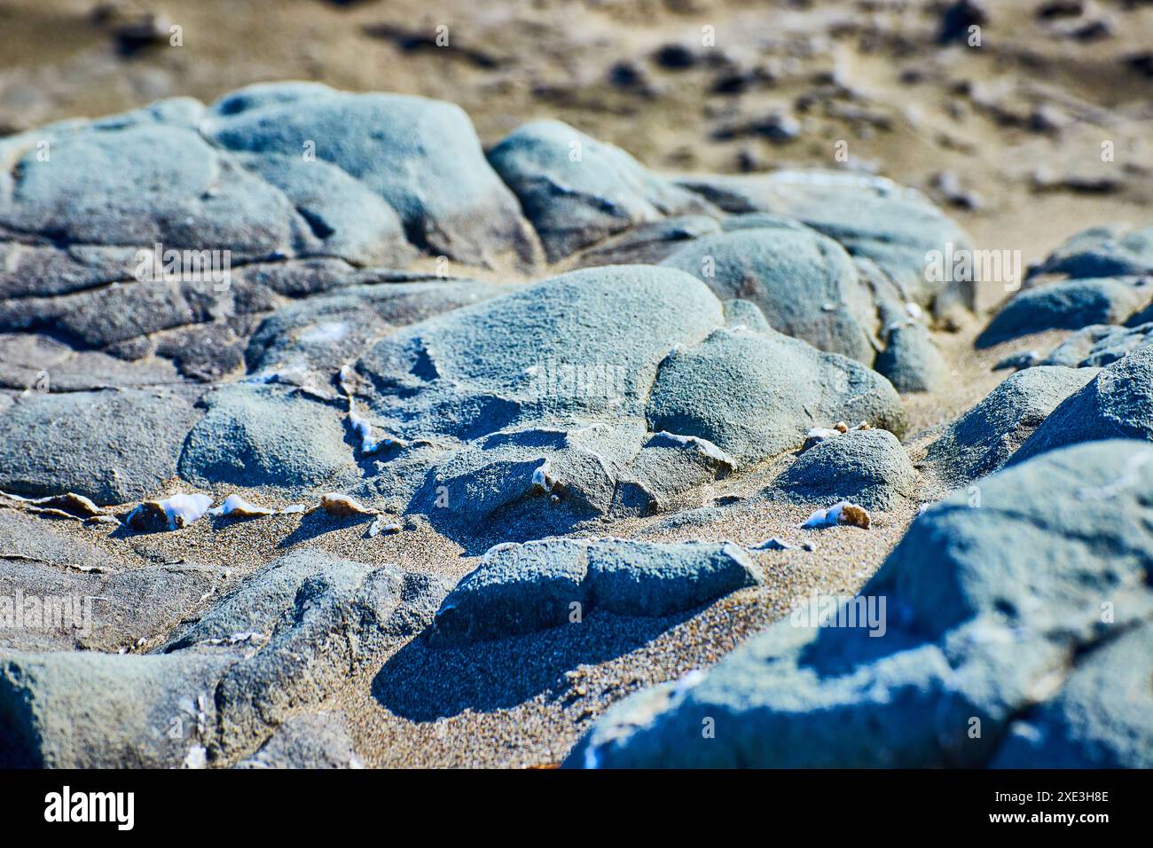 Strukturierte Beach Rocks und Sand Detail aus Bodennähe Stockfoto