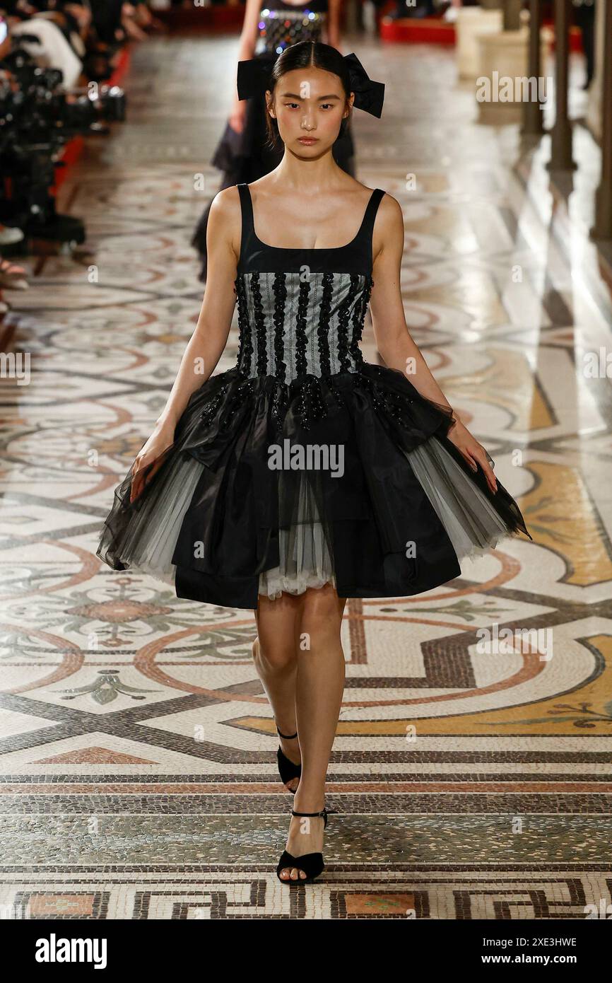 Paris, Frankreich. Juni 2024. CHANEL Haute Couture Herbst/Winter 2024-2025 Runway während der Paris Haute Couture Fashion Week am 2024. Juni - Paris, Frankreich 25/06/2024 Credit: dpa/Alamy Live News Stockfoto