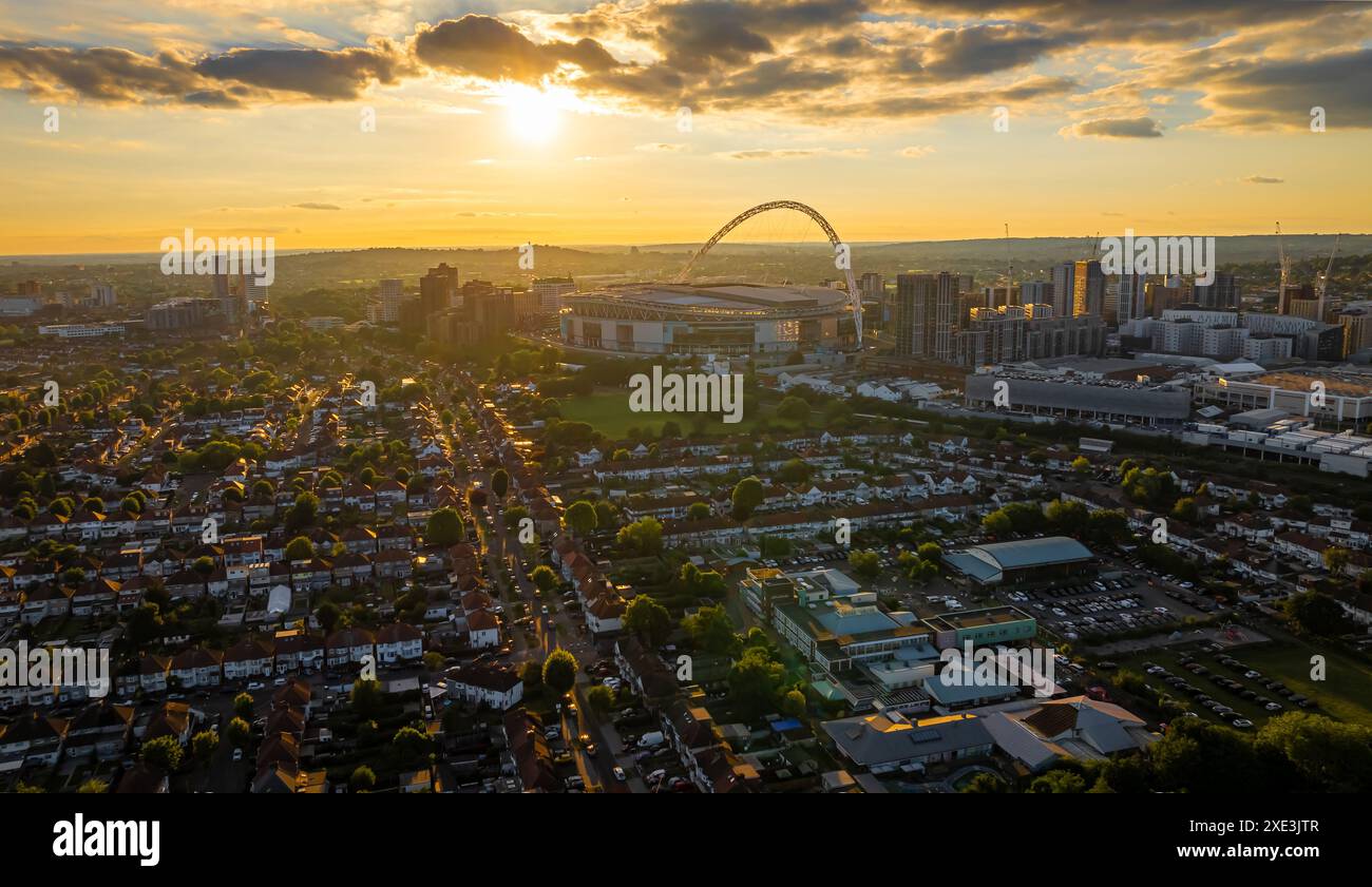 Luftaufnahme des Wembley-Stadions bei Sonnenuntergang in London, England, Großbritannien Stockfoto