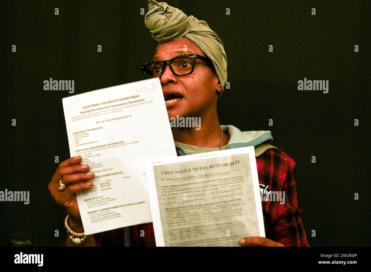 Sacramento, Kalifornien, USA. Februar 2024. TANIKA WILLIAMS, 38 Jahre alt, hat Papiere und fordert sie auf, ihr Zimmer bei einer Pressekonferenz in Sacramento zu verlassen, wo sie mit ihrer Tochter Makaila, 2, auftrat, die an Sichelzellanämie leidet. Sie sprach über die Notlage ihrer Familie im Greens Hotel, das als Obdachlosenheim in der Stadt dient. Sie und ihr Mann Michael, der an COPD leidet, und ihre Tochter Amaya Martin, 18, wurden aus ihrem Zimmer im Hotel gesperrt. (Kreditbild: © Rene C. Byer/ZUMA Press Wire) NUR REDAKTIONELLE VERWENDUNG! Nicht für kommerzielle ZWECKE! Stockfoto