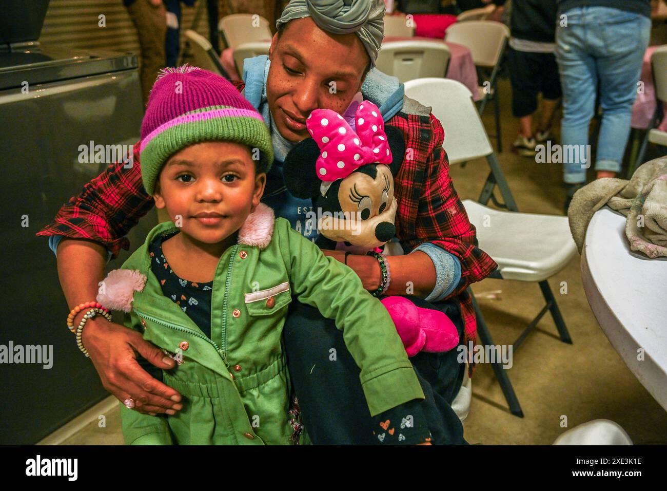 Sacramento, Kalifornien, USA. Februar 2024. TANIKA WILLIAMS, 38 Jahre alt, hält ihre Tochter MAKAILA, 2 Jahre alt. die an Sichelzellenanämie leidet auf einer Pressekonferenz, wo sie über ihre Tochter und ihren Mann sprach, die an COPD leiden, und ihre Notlage, nachdem sie zusammen mit ihrer 18-jährigen Tochter aus ihrem Zimmer im Greens Hotel, das als Stadtheim dient, ausgesperrt wurden. (Kreditbild: © Rene C. Byer/ZUMA Press Wire) NUR REDAKTIONELLE VERWENDUNG! Nicht für kommerzielle ZWECKE! Stockfoto