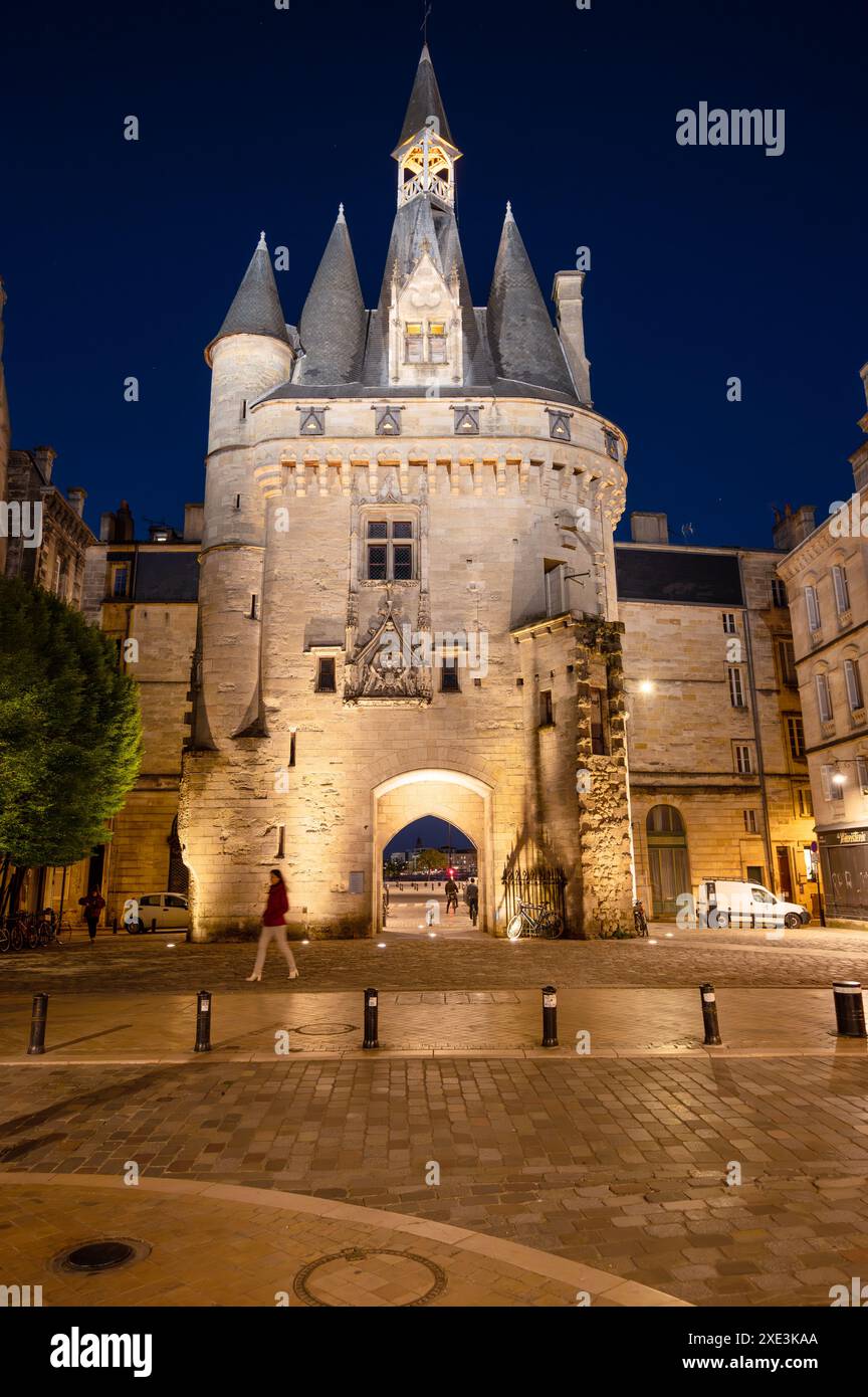 Nachtblick auf die Porte Cailhau oder Porte du Palais. Das ehemalige Stadttor der Stadt Bordeaux in Frankreich. Eine der wichtigsten Touren Stockfoto