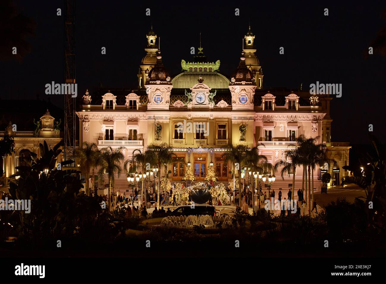 Monaco, Monte-Carlo, 12. November 2022: Die indische Hochzeitsfeier auf dem Platz des berühmten Kasinos Monte-Carlo findet nachts statt Stockfoto