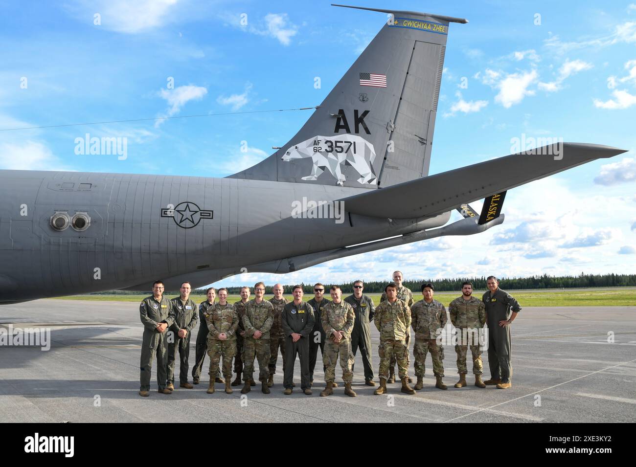 Die 168th Wing KC-135 Piloten und Boom Operatoren machen ein Foto mit den 25th and 51st Fighter Squadron Maintenance Airmen, 355th and 25th Fighter Squadron Flight Docs und 354th Fighter Wing Physiotherapeuten, die einen Incentive-Flug an Bord der 168th Wing KC-135 Stratotanker erhielten. Der 168th Wing, Alaska Air National Guard, brachte die 25th und 51st Fighters Squadron Maintenance Airmen und 25th und 355th Fighter Squadron Flugdokumentation in den Himmel über Alaska auf einer 168th Wing KC-135 Stratotanker Red Flag 24-2 Luftbetankungsmission und Incentive Ride, die ihnen ein einzigartiges und unvergessliches Erlebnis bietet Stockfoto